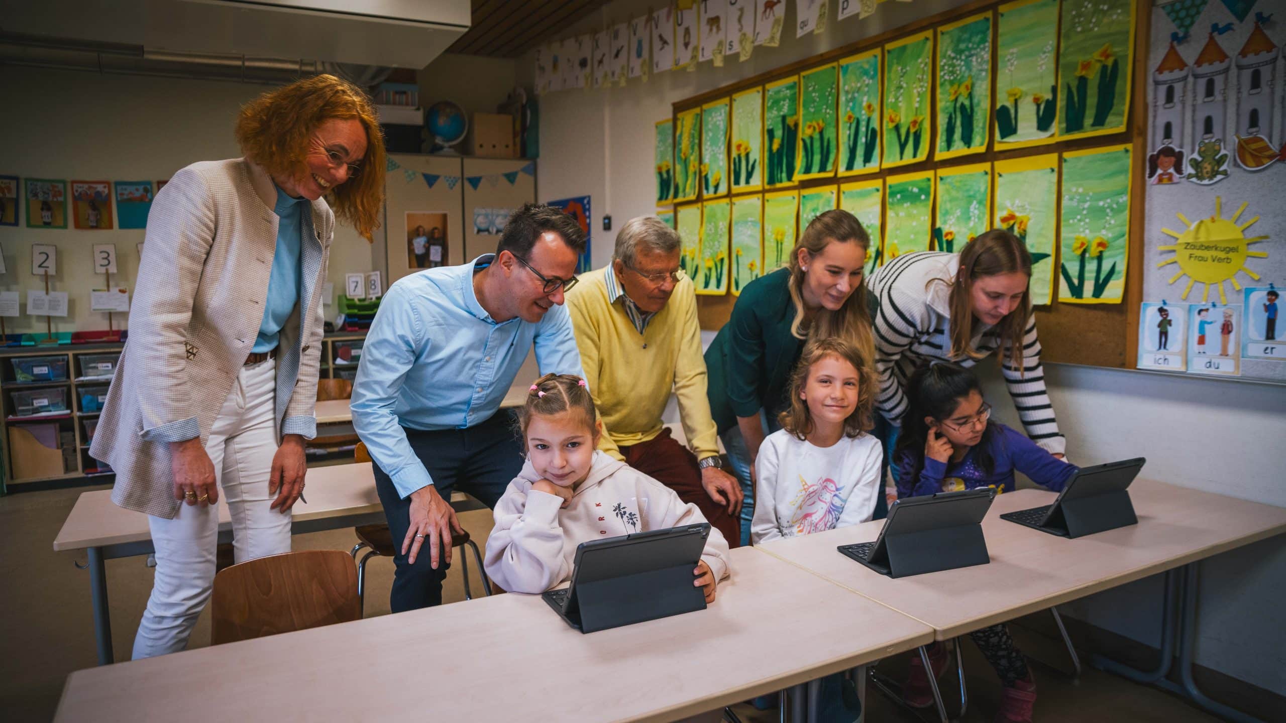 Mitglieder des Kiwanis Clubs Baden-Baden besuchen eine Grundschule und überzeugen sich vom Erfolg des Programm Lernen mit dem Turbo-Team