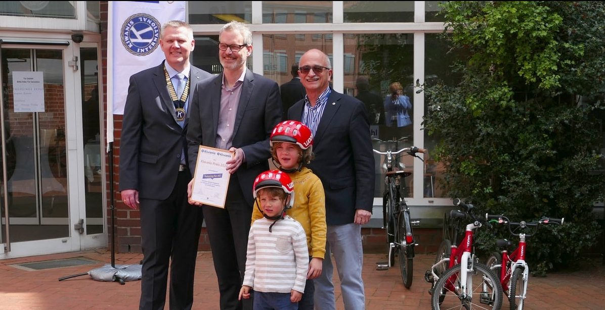 Übergabe Personen Bildungsunternehmen Tutoring for All erhält Preis von Kiwanis