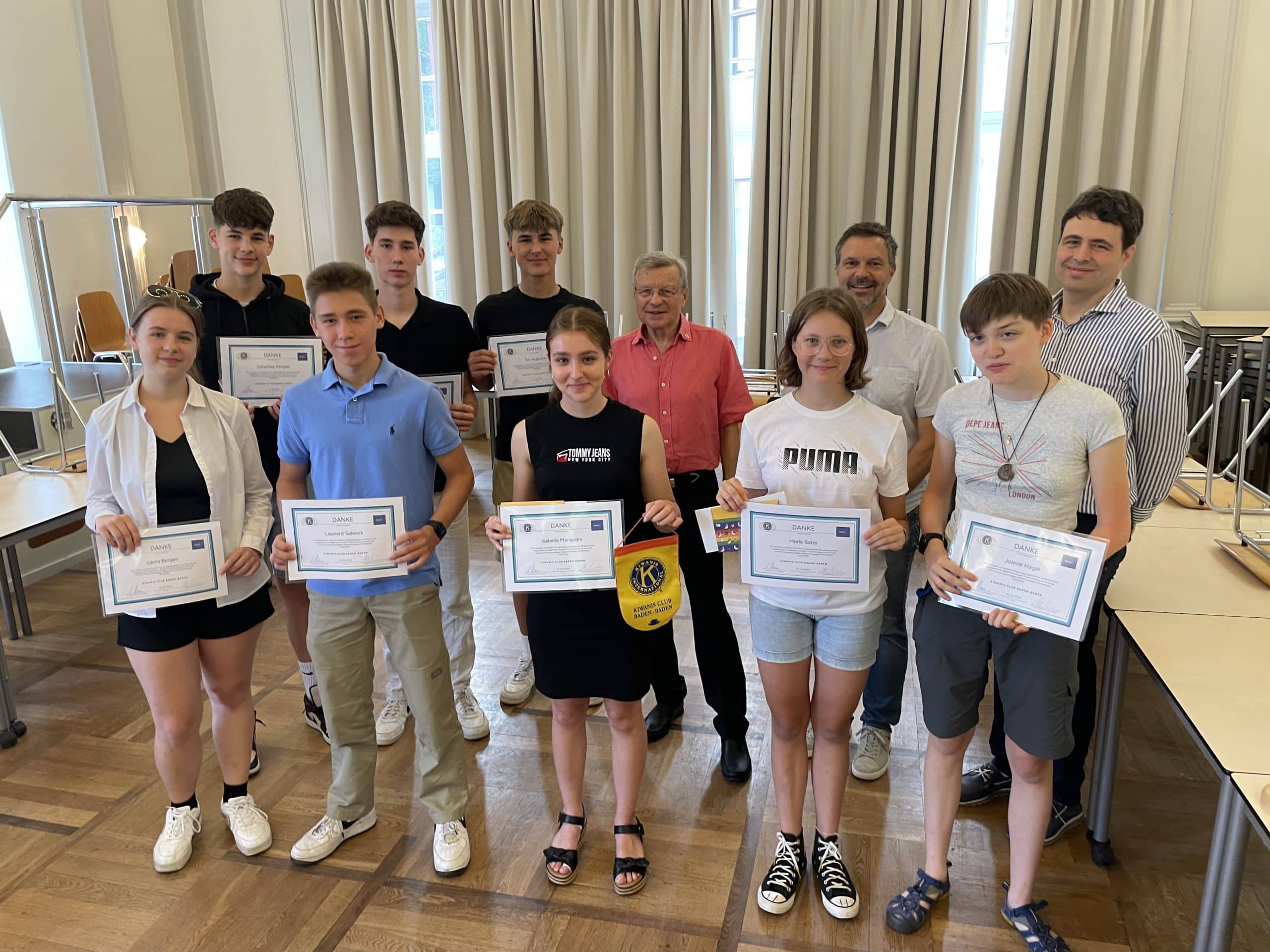 Lehrer und Schüler des Gymnasiums Hohenbaden in Baden-Baden anlässlich der Übergabe von Zertifikaten für Tutorien und Tutorinnen